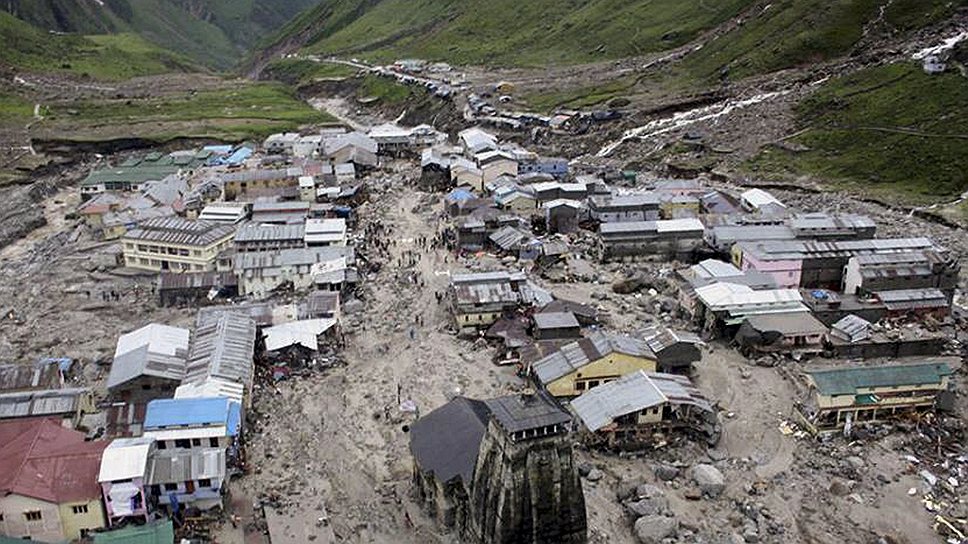 Деревню Кедарнатх в индийских Гималаях, в которой расположен одноименный храм, затопило селевым потоком