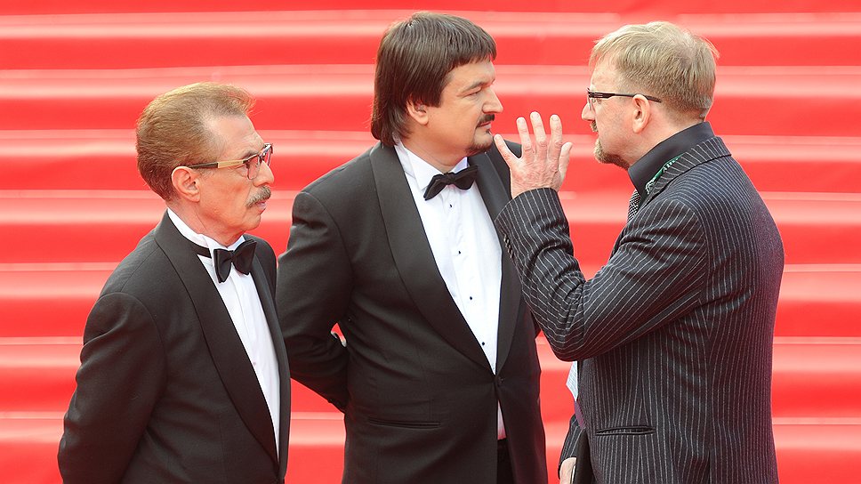 Слева направо: телеведущие Борис Берман, Эльдар Жандарев и кинокритик Петр Шепотинник 
