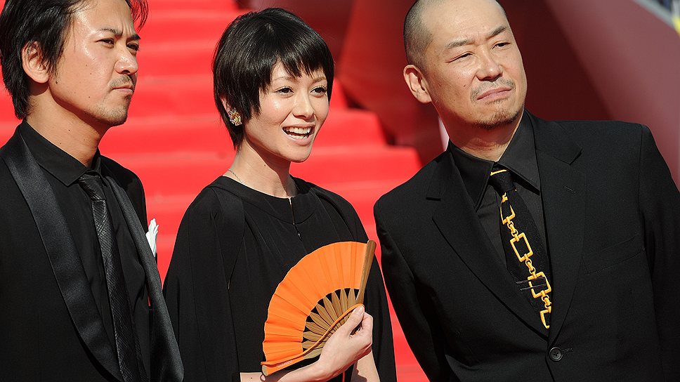 Слева направо: актеры Сима Ониси, Йоко Маки и режиссер Тацуси Оомори 