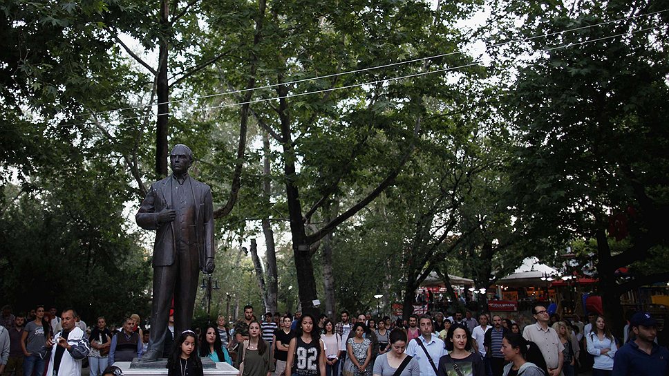 Турецкие протестующие собираются в парках и дискутируют на различные темы 
