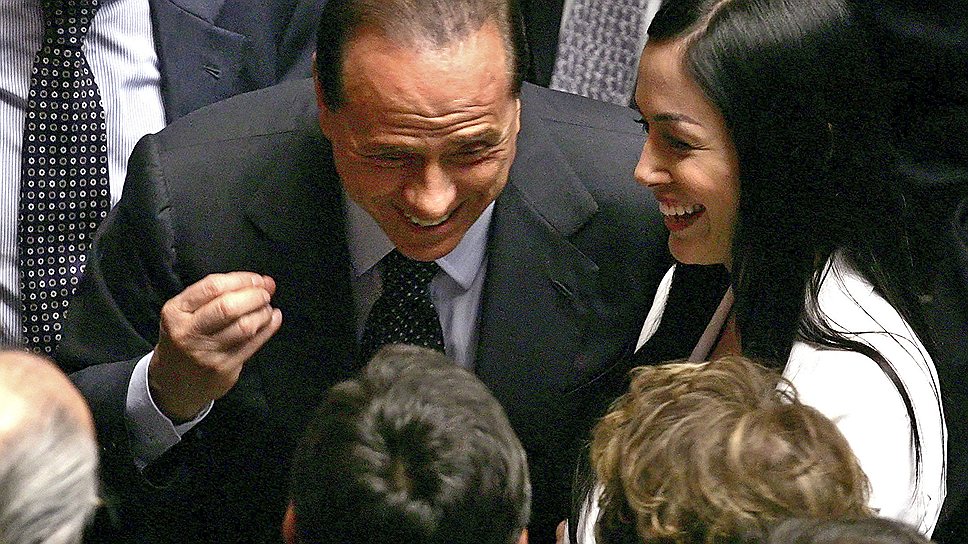 Сильвио Берлускони и бывшая модель и телеведущая министр по вопросам равных возможностей в IV правительстве Берлускони Мара Карфанья