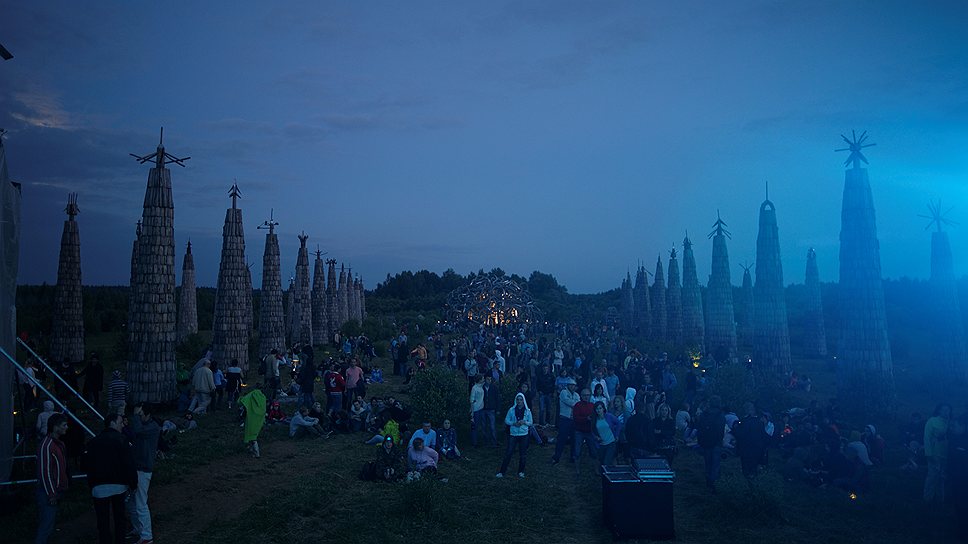 Две основные площадки фестиваля соединила километровая тропа, вдоль которой  размещены световые инсталляции