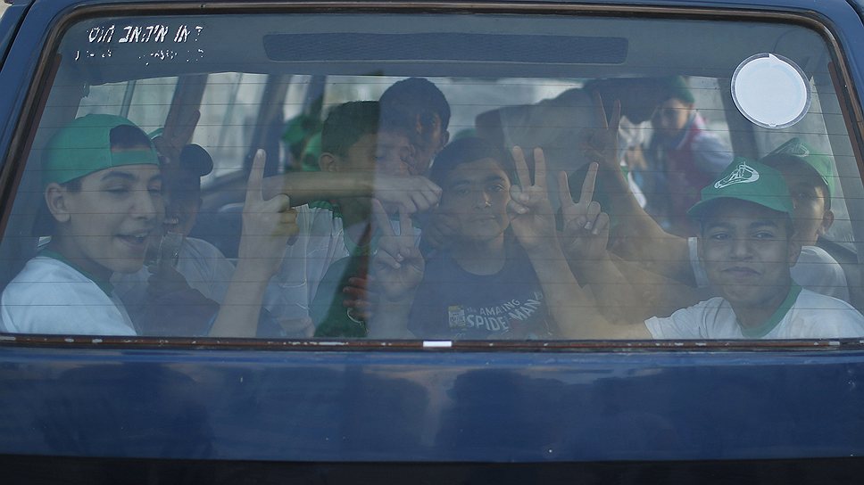 Палестинские подростки покидают летние лагеря
