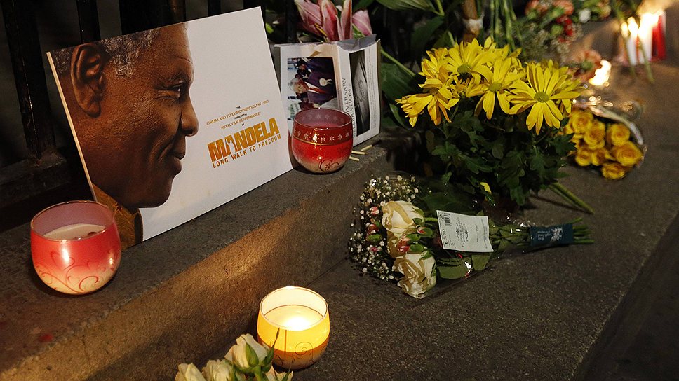 Нельсон Мандела скончался 5 декабря 2013 года на 96-м году жизни после продолжительной болезни. «Он тихо ушел около 20 часов 50 минут 5 декабря в присутствии родственников. Наша нация потеряла великого сына»,— объявил трагическое известие президент ЮАР Джейкоб Зума