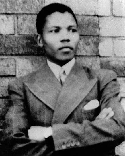 Нельсон Мандела родился 18 июля 1918 года в деревне Мвезо в Восточной Капской провинции Южной Африки. При рождении он, один из 13 детей вождя племени тембу, получил имя Ролихлахла, что означает «трясущий деревья». Из-за сложности в произношении школьный учитель стал называть его Нельсоном — в честь британского адмирала