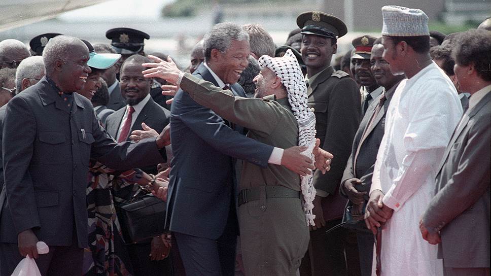 «Отважный человек — это не тот, кто не испытывает страха, а тот, кто с ним борется»
&lt;br>10 декабря 1993 года вместе с президентом ЮАР Фредериком де Клерком Нельсон Мандела был удостоен Нобелевской премии мира «за мирное окончание режима апартеида»&lt;br>
На фото: лидер палестинской национальной администрации Ясир Арафат встречает Нельсона Манделу в аэропорту Лусаки, 27 февраля 1990 года