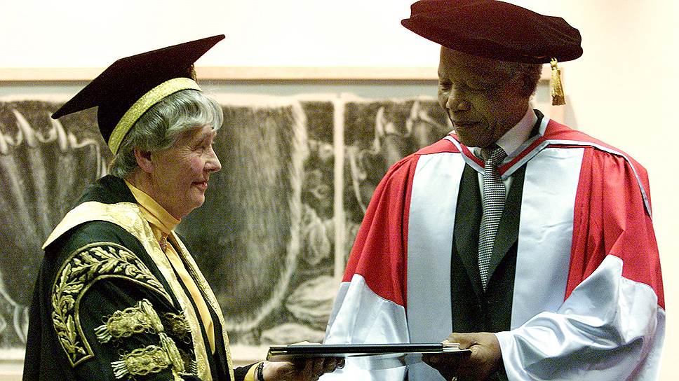 Нельсон Мандела — почетный член более 50 международных университетов
&lt;br>На фото: глава Сиднейского университета, профессор Дам Леони поздравляет лауреата Нобелевской премии мира Нельсона Манделу с успешной защитой докторской степени, 4 сентября 2000 года