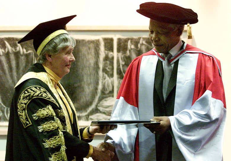 Нельсон Мандела — почетный член более 50 международных университетов
&lt;br>На фото: глава Сиднейского университета, профессор Дам Леони поздравляет лауреата Нобелевской премии мира Нельсона Манделу с успешной защитой докторской степени, 4 сентября 2000 года