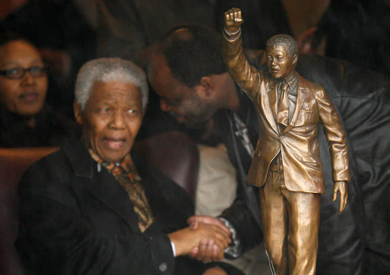 «Каждый из нас должен задаться вопросом: сделал ли я все от меня зависящее, чтобы обеспечить стабильный мир и процветание в моем городе, в моей стране?»
&lt;br>Нельсон Мандела у изображающей его статуи, которая была поставлена в тюрьме Гроот недалеко от Кейптауна. Кроме того, памятник Нельсону Манделе находится в центре Лондона
