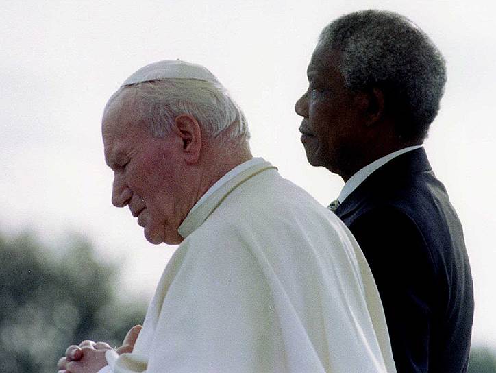 «Никто не рождается с ненавистью к другому человеку из-за цвета кожи, происхождения или религии. Люди учатся ненавидеть, и если они могут научиться ненавидеть, нужно стараться учить их любви, потому что любовь намного ближе человеческому сердцу» 
&lt;br>16 сентября 1995 года папа римский Иоанн Павел II впервые посетил ЮАР