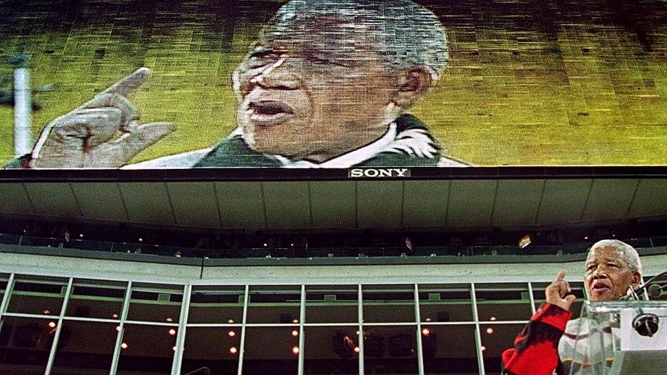 «Я благодарен тем 27 годам, которые я провел в тюрьме, потому что это дало мне возможность сосредоточиться. С тех пор как я вышел на свободу я эту возможность потерял»
&lt;br>Обращение южноафриканского президента с призывом поддержать детский Фонд Нельсона Манделы транслировалась на табло стадиона «Скайдом» в Торонто, 25 сентября 1998 года