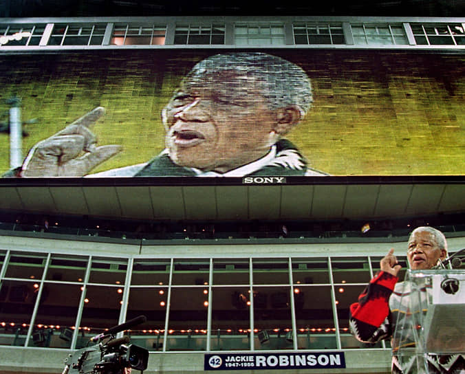 «Я благодарен тем 27 годам, которые я провел в тюрьме, потому что это дало мне возможность сосредоточиться. С тех пор как я вышел на свободу я эту возможность потерял»
&lt;br>Обращение южноафриканского президента с призывом поддержать детский Фонд Нельсона Манделы транслировалась на табло стадиона «Скайдом» в Торонто, 25 сентября 1998 года