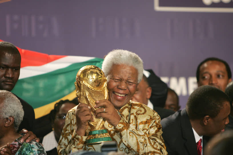 «Светлая голова и светлое сердце всегда составляют грозную комбинацию. А когда ты добавляешь к этому острый язык или карандаш, получается что-то очень гремучее»  
&lt;br>5 мая 2004 года президент FIFA Зепп Блаттер объявил, что право на проведение чемпионата мира по футболу в 2010-м получила ЮАР. Нельсон Мандела был почетным гостем церемонии вручения победного кубка