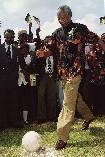 «Быть свободным значит не просто скинуть с себя оковы, но жить, уважая и приумножая свободу других»
&lt;br>В 1994 году в Южной Африке были проведены первые общенациональные выборы, в результате которых Нельсон Мандела стал первым президентом ЮАР. В 1996 году под его руководством была разработана и принята новая конституция страны, но спустя два года он ушел с поста лидера АНК, а в 1999 году также покинул президентский пост, отказавшись избираться на второй срок в связи с преклонным возрастом
