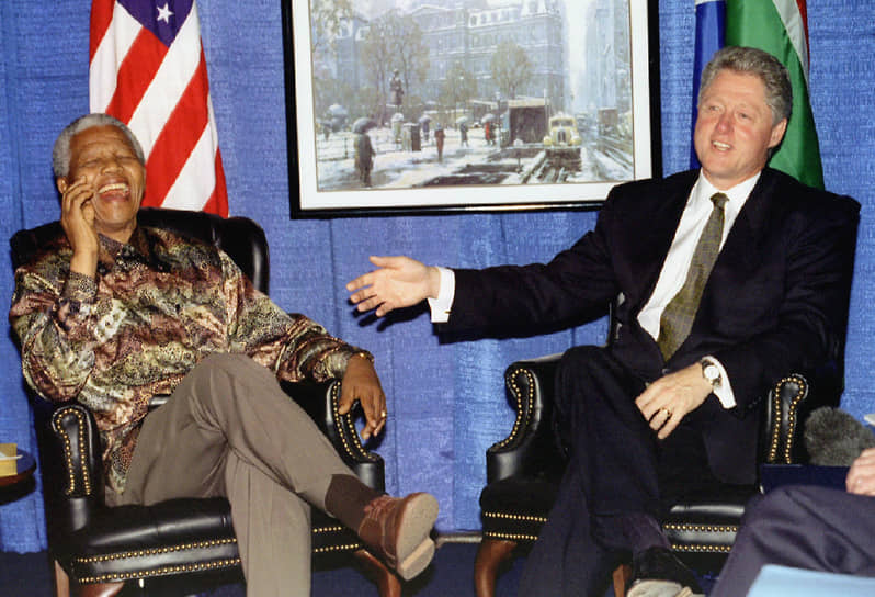 42-й президент США Билл Клинтон (на фото справа) о Нельсоне Манделе: «Он так многому меня научил, но самый главный его урок: &quot;Никогда не позволяй никому повлиять на то, что ты чувствуешь, как ты понимаешь свою обязанность жить так, как считаешь нужным, и помогать другим&quot;. Он сам сохранял эту способность – вопреки немыслимым препятствиям – лучше, чем кто-либо из известных мне людей»