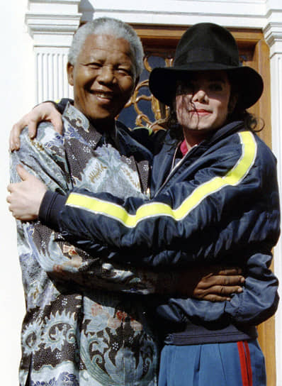 Певец Майкл Джексон о Нельсоне Манделе: «Великие люди вдохновляют друг друга на великие вещи»
&lt;br>Нельсон Мандела и американский музыкант Майкл Джексон (на фото справа), написавший песню в честь легендарного южноафриканского заключенного президента, встретились 20 июля 1996 года. Тогда популярный поп-певец передал бывшему президенту ЮАР чек на суммы $1 млн в детский фонд Нельсона Манделы