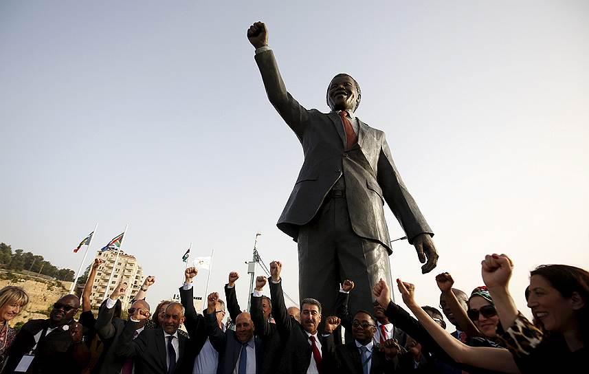 В 2009 году Генассамблея ООН учредила Международный день Нельсона Манделы в знак признания вклада южноафриканского лидера в дело мира и борьбы за свободу&lt;br>
На фото: церемония открытия площади Нельсона Манделы, которого называли также «другом палестинского народа», в Рамалле