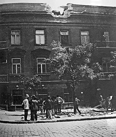 Одним из снарядов, выпущенных броненосцем, был разрушен чердак доходного дома Фельдмана, улица Нежинская 71