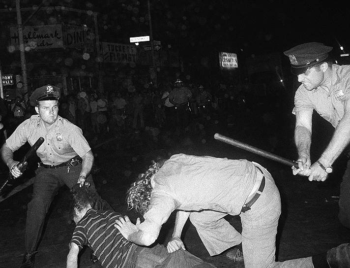 1969 год. Начало Стоунволлских бунтов в районе Гринвич-Виллидж (Нью-Йорк, США). В ночь на 28 июня посетители клуба Stonewall Inn оказали активное сопротивление полиции, проводившей очередную облаву. Столкновения продолжались несколько дней. Эти даты считаются точкой отсчета для американского (и мирового) гей-движения