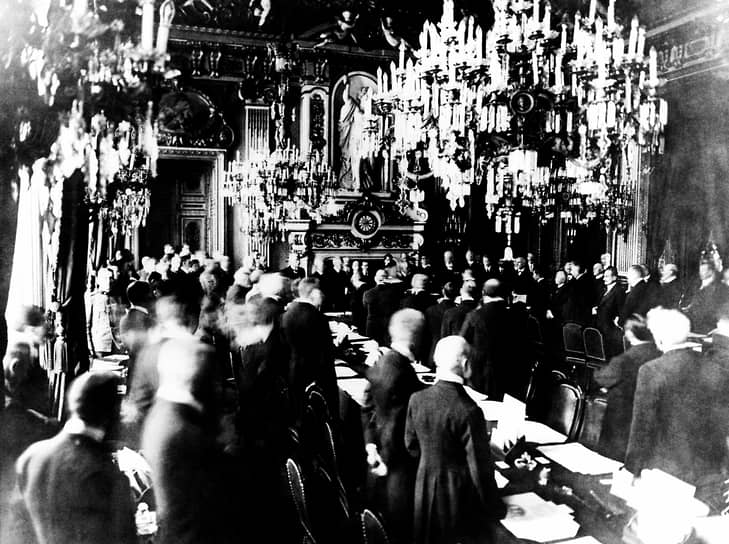1919 год. В Париже подписан Версальский мирный договор, завершивший Первую мировую войну