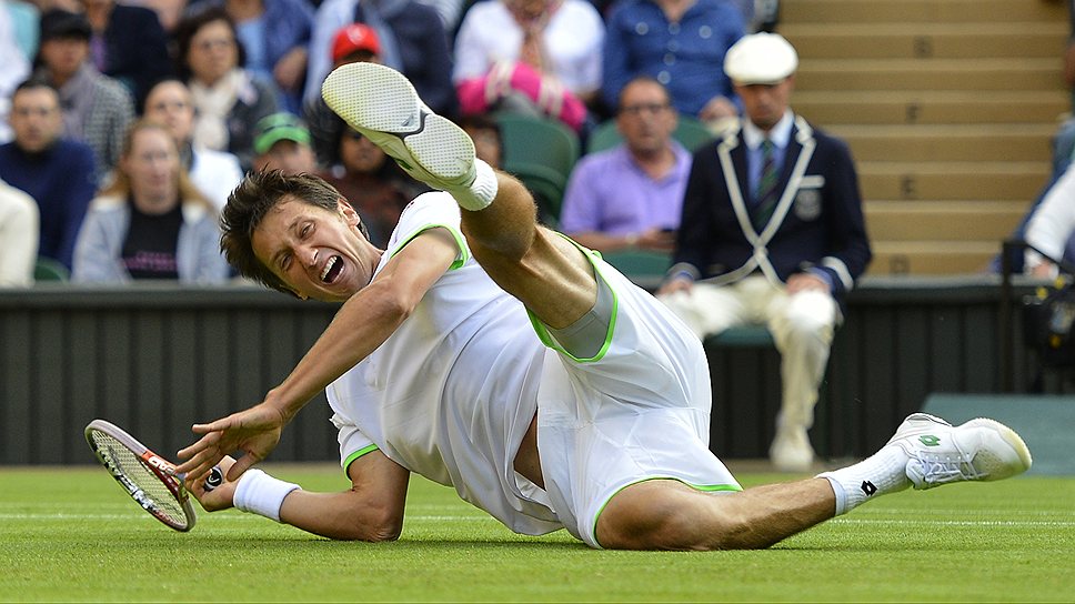 Украинский теннисист Сергей Стаховский поскользнулся в матче против Роджера Федерера из Швейцарии