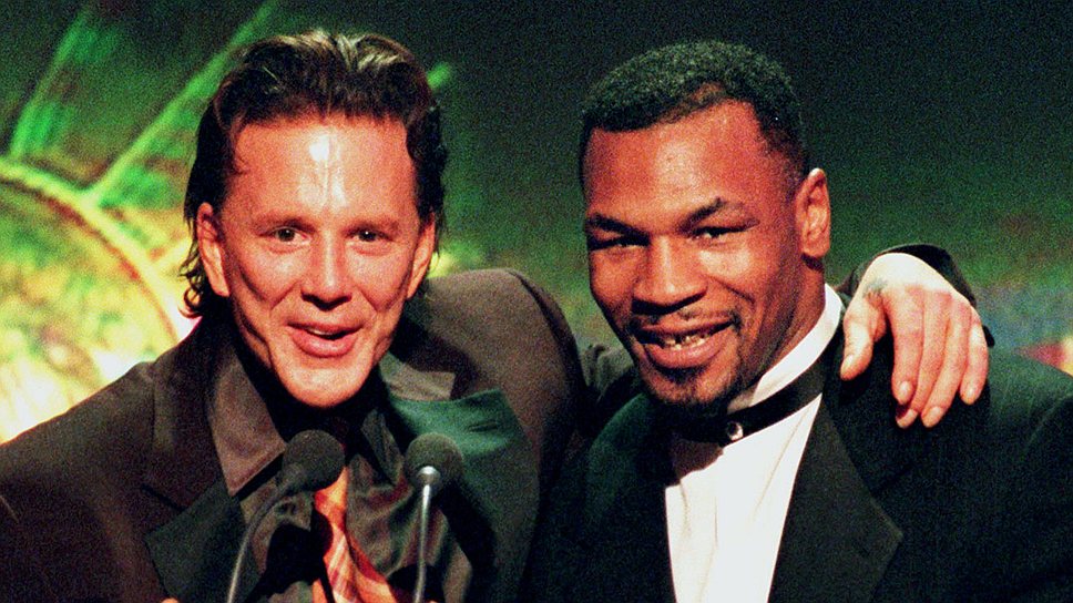 Американский актер Микки Рурк (слева) и Майк Тайсон во время на церемонии вручения премий World Music Awards. 1998 год