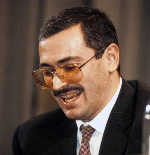 1997 год. Михаил Ходорковский (объявлен иностранным агентом) стал совладельцем нефтяной компании ЮКОС. На тот момент она была второй по величине  нефтяной компанией в России, а по запасам нефти — первой