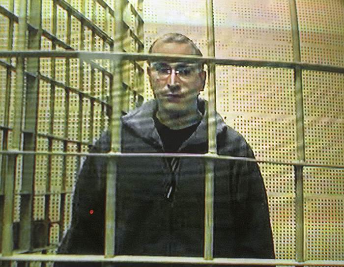 2003 год, октябрь. Самолет Михаила Ходорковского совершил посадку в аэропорту Новосибирска. Как только самолет остановился, он был блокирован сотрудниками ФСБ. В тот же день Ходорковский был доставлен в Москву, предстал перед судом и был помещен в следственный изолятор «Матросская Тишина»