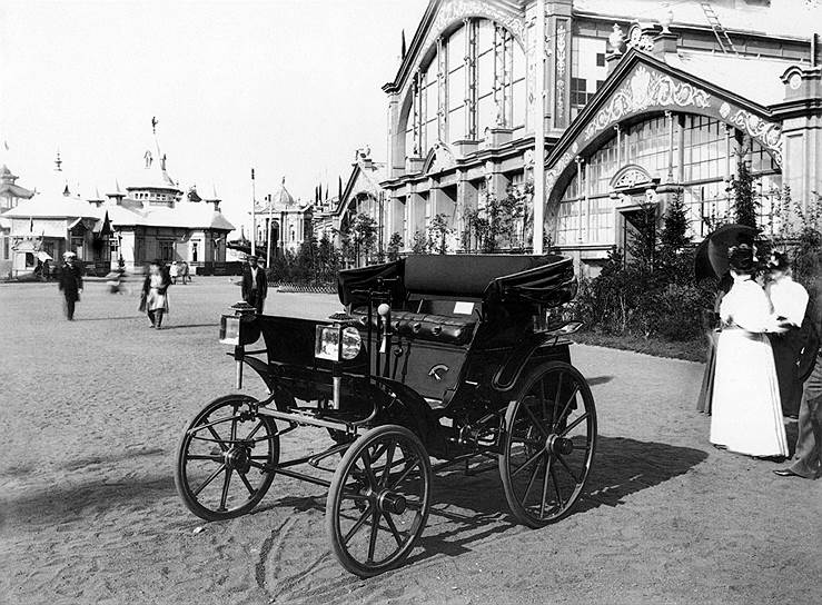 1896 год. На XVI Всероссийской промышленной выставке в Нижнем Новгороде представлен первый русский автомобиль Евгения Яковлева и Петра Фрезе