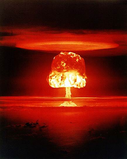 1946 год. Испытание термоядерной бомбы на атолле Бикини. Бомба мощностью 40 килотонн была взорвана в 27 метрах под поверхностью воды в 5,6 км от атолла. Целью испытания было изучение воздействия ядерного взрыва на корабли. Результатом стало сильное радиоктивное заражение кораблей-мишеней, которое американцы не могли нейтрализовать, испытания были прекращены