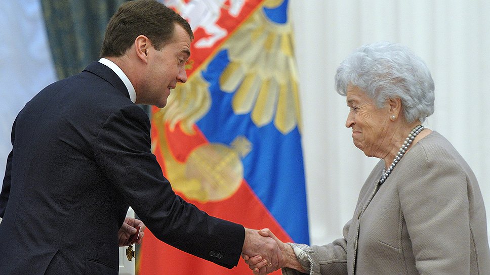 Президент России Дмитрий Медведев (слева) и президент Государственного музея изобразительных искусств имени А.С. Пушкина Ирина Антонова