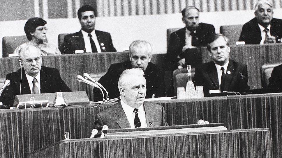 1988 год. На XIX Всесоюзной партийной конференции секретарь ЦК КПСС Егор Лигачев (за трибуной) сказал Борису Ельцину: «Борис, ты не прав»