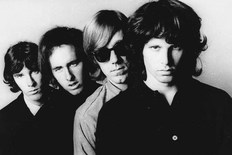 Во время учебы в Калифорнийском университете в Лос-Анджелесе (UCLA) Джим Моррисон познакомился с Рэем Манзареком (на фото второй справа), вместе с которым они организовали группу The Doors. Чуть позже в ней  появился барабанщик Джон Денсмор (на фото слева) и друг Джона, гитарист Робби Кригер (второй слева). С 1966 года все четверо играли вместе в клубе The London Fog. Родители Моррисона не приняли увлечение сына. Больше они не виделись, а во всех интервью музыкант говорил, что его родственники умерли