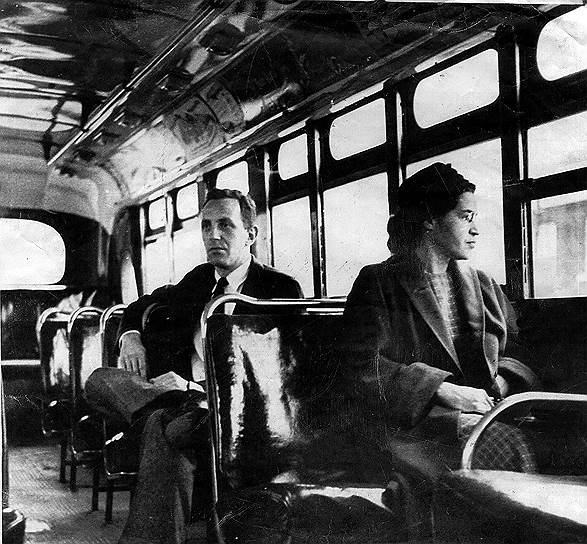 В начале 1950-х, согласно законам города Монтгомери в Алабаме, чернокожие граждане не имели права занимать в автобусах первые четыре ряда, предназначавшиеся «только для белых». 1 декабря 1955 года 42-летняя чернокожая швея из Алабамы Роза Паркс (на фото) не уступила место белому мужчине в Монтгомери, за что была арестована и приговорена к штрафу. Активисты начали бойкот городских автобусов. 20 декабря 1956 года сегрегацию в автобусах Монтгомери отменили законодательно после начавшихся беспорядков