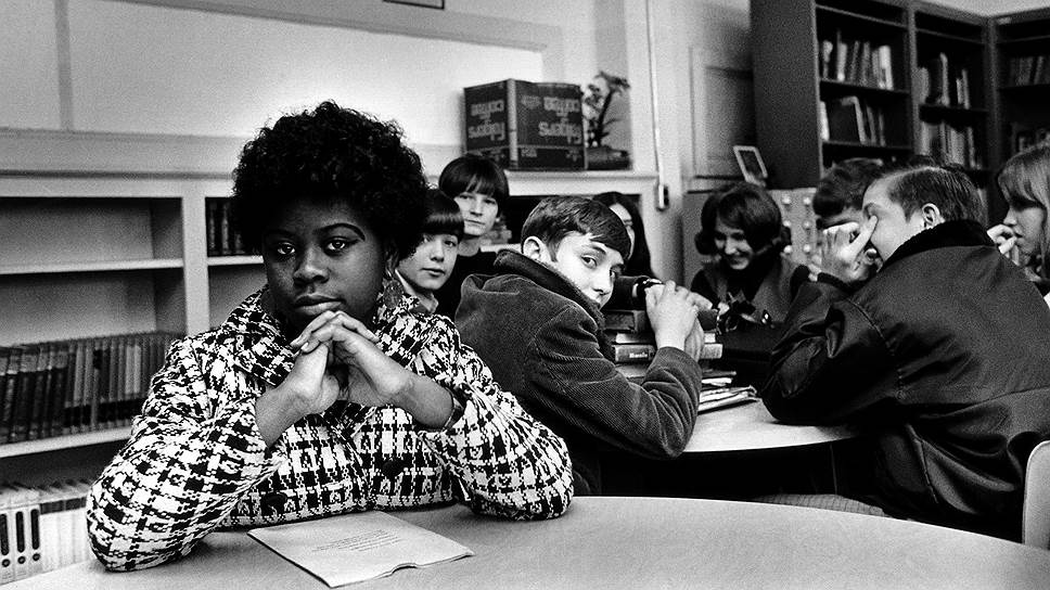 В 1951 году житель штата Канзас Оливер Браун подал иск против городского школьного совета от имени восьмилетней дочери (на фото) Линды Браун. Он просил суд разрешить его дочери посещать школу для белых, которая была через пять кварталов от дома, в отличие от «черной школы», которая располагалась на окраине.  В 1954 году Верховный суд США признал, что сегрегация в школах лишает чернокожих детей «равной защиты законами», что противоречит 14-й поправке к Конституции США 
