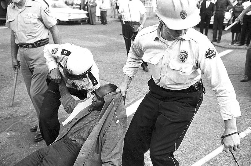 Пикеты и акции борцов за права чернокожих в начале 1960-х годов часто заканчивались столкновением с полицией и кровопролитием