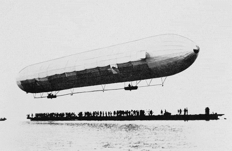 1900 год. Первый полет дирижабля конструкции графа Фердинанда фон Цеппелина модели LZ-1. Объем каркаса дирижабля составлял 11300 кв. м, а оболочка гондолы и винты были выполнены из алюминия