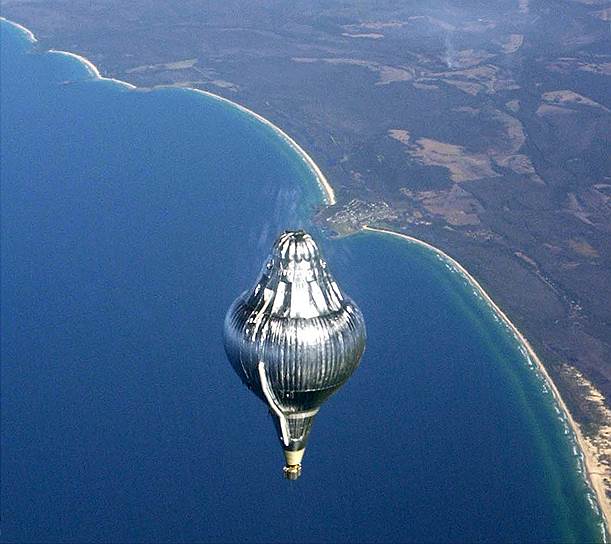 2002 год. Американский бизнесмен и воздухоплаватель Стив Фоссетт в возрасте 58 лет завершает первое в мире кругосветное путешествие на воздушном шаре