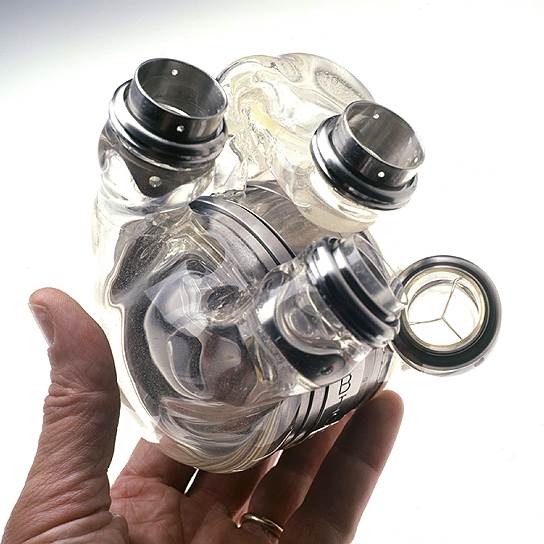 2001 год. В США пациенту имплантировано портативное искусственное сердце AbioCor
