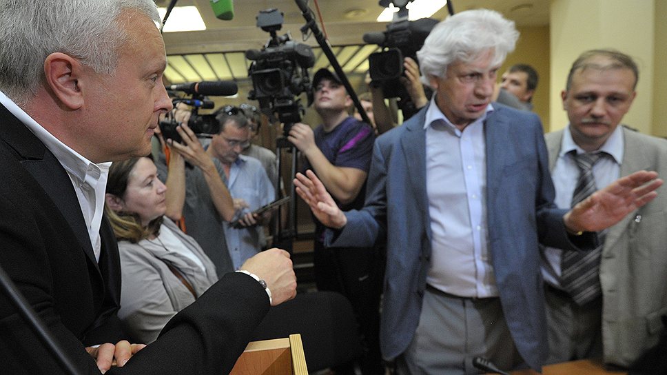 Предприниматель Александр Лебедев (слева) и президент Адвокатской палаты Москвы Генри Резник (второй справа) после оглашения приговора в Останкинском суде