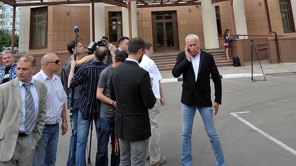 Предприниматель Александр Лебедев (справа), обвиняемый в нанесении побоев бизнесмену Сергею Полонскому, после оглашения ему приговора в Останкинском суде