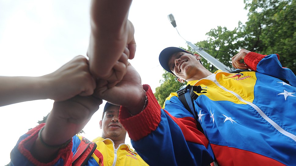 Приезда Мадуро ждали несколько десятков человек. Одеты они были преимущественно в куртки в цветах национального флага — в такой любил ходить сам Чавес