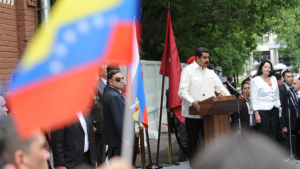 Николас Мадуро был в своей фирменной белой рубашке навыпуск — у Чавеса была такая же, но красного цвета