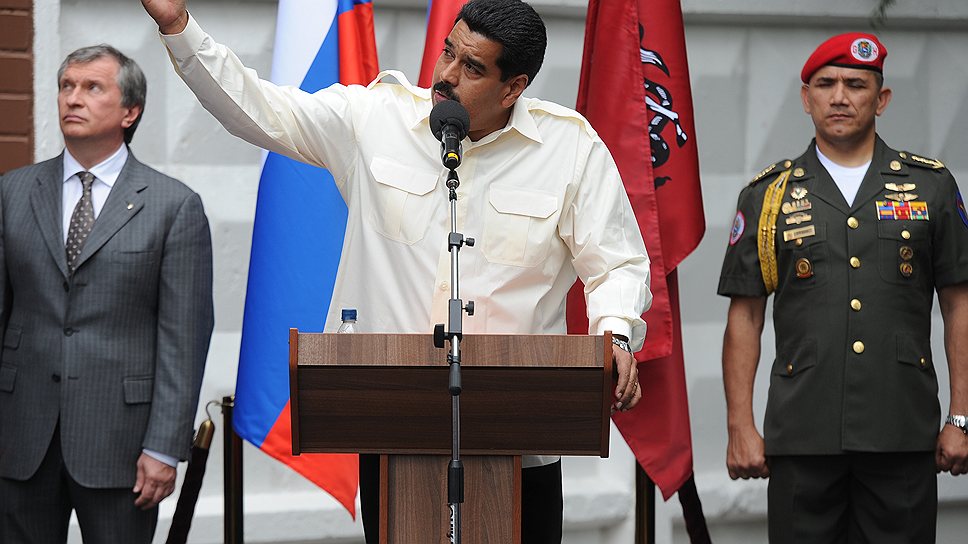 Президент, председатель правления ОАО НК «Роснефть» Игорь Сечин (слева) и президент Венесуэлы Николас Мадуро