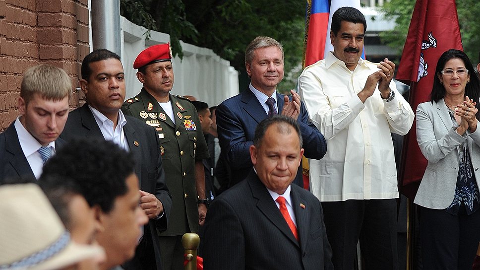 Президент Венесуэлы Николас Мадуро (второй справа) во время торжественной церемонии открытие улицы Уго Чавеса 