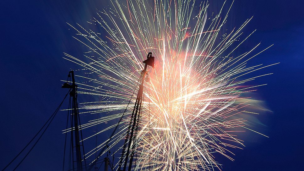 Во время ежегодного Международного фестиваля свободы в Детройте организовывается одно из крупнейших фейерверк-шоу в мире, которое проходит на берегу реки Детройт во время празднования Дня Независимости вместе с городом Уинсор (Онтарио), празднующим День Канады