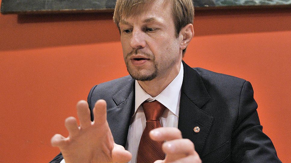 В 2008-2011 годах Евгений Урлашов был членом партии «Единая Россия», затем вышел из ее рядов, заявив о своем разочаровании в ней