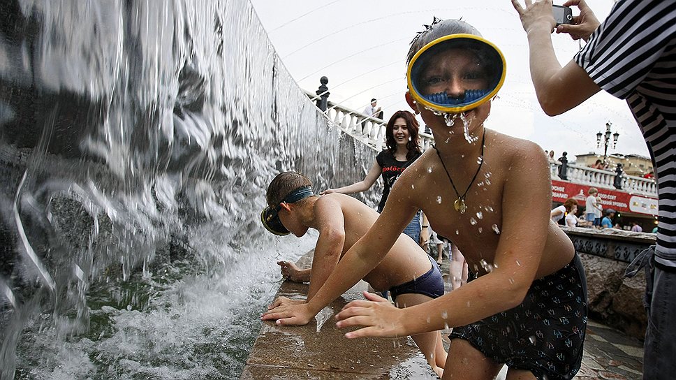 Для некоторых московских детей жара становится хорошим поводом для того, чтобы поплавать в подводной маске