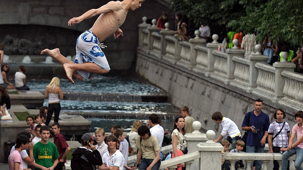 Купающиеся в фонтане на Манежной площади горожане практикуют прыжки в воду