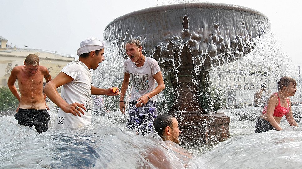 Московская жара провоцирует людей на массовые купания в городских фонтанах